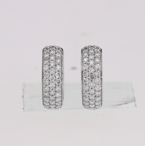 Lujosos pendientes de aro de diamantes de oro amarillo de 14 quilates, diamantes redondos de tres filas, ajuste de pavé, brillo brillante - Product Image 3