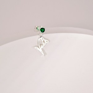 Pendientes de flor de mes de nacimiento con piedra natal, pendientes de tuerca personalizados, regalo de dama de honor, joyería elegante, regalo para ella - Product Image 1