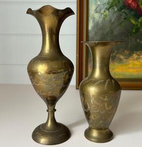 Par de Floreros Vintage de Latón Grabado, 6 Pulgadas de Alto, Grabados a Mano en Negro y Dorado, Decoración Metálica Ornamentada en Miniatura - Product Image 1