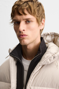 Chaqueta Acolchada Gris Perla con Logotipo Personalizado, Corte Regular, Cuello Alto, Bolsillos con Cremallera, Ropa de Abrigo de Invierno, Chaquetas de Plumón para Hombre - Product Image 3