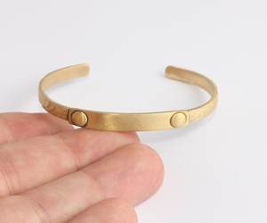 Bracelet en laiton massif 100% fait à la main, or poli, largeur de bande de 15 mm, design personnalisé, bijoux durables et tendance pour les mariages et les fêtes - Product Image 4