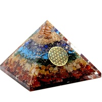Offre Spéciale : Pyramide Orgone 7 Chakras Sculptée en Cristal Superposé avec Anneau en Cuivre – Vente en Gros