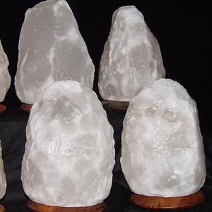 Lampe de sel de l'Himalaya blanche sculptée, décoration Feng Shui pour la maison - Sian Enterprises - Product Image 1