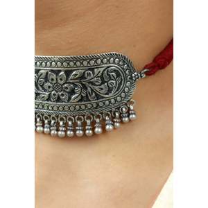 Collar Gargantilla Noor de Plata 925 con Diseño Curvo Rectangular, Patrón de Flor Dorada y Detalles en Zirconia, Ideal para Regalo de Boda - Product Image 3