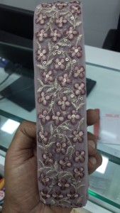 Broderie florale sur mesure en motifs floraux de couleur bleue pour divers usages en 2 pouces de largeur. - Product Image 5