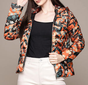 Chaqueta Acolchada Monocromática con Diseño Chevron Personalizado para Mujer. Cuello alto, corte ajustado y acabado repelente al agua. - Product Image 3