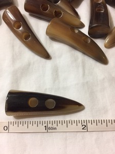 Bascule en corne de buffle artisanale avec deux trous Technique polie Conceptions de bijoux uniques Projets de bricolage Matériau naturel de qualité - Product Image 2