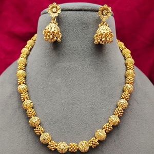 Collier élégant de qualité supérieure en plaqué or avec boucles d'oreilles pour femmes Bijoux de créateur pour la collection de vêtements de mariage - Product Image 1