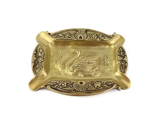 Royal Look Embossed Brass Ash trays Cigarette Ashes Storage wholesale Metal European Style Ash trays At Wholesale Rates