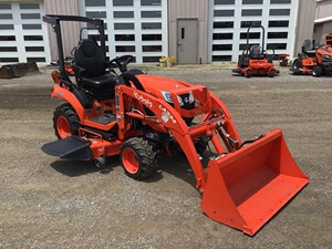 Tracteur compact à roues BX2680 25HP à transmission par engrenages, garantie 4 ans, excellent choix pour les travaux de pelouse variés, performance et durabilité garanties. - Product Image 5