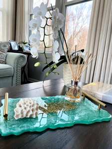 Bandejas de servicio de resina epoxi Premium hechas a mano Diseño de molde floral para el hogar Hotel Catering y uso artesanal Venta a granel de proveedor indio - Product Image 3