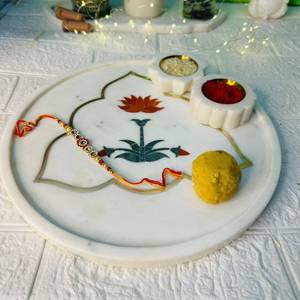 Belle plaque de conception florale en laiton de marbre faite à la main pour les festivals de Raksha Bandhan pièce d'artisanat en pierre attrayante naturelle pour - Product Image 1