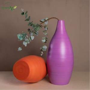 Vase en bambou Thanh Nam Arts Bold Curve, écologique, matériau naturel, forme sculptée, couleur contemporaine, vase de table durable - Product Image 6