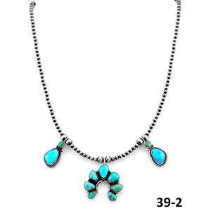 Collier artisanal en perles de la Vallée d'Émeraude du Sud-Ouest avec turquoise eau blanche et motif floral en argent sterling, idéal pour un cadeau - Product Image 2