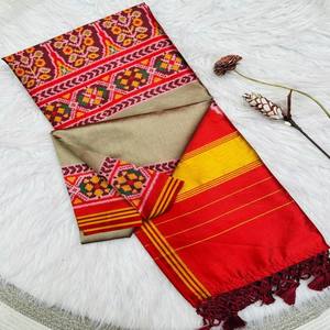 ผ้าไหมปาโตลาเนื้อนุ่มบริสุทธิ์ ยี่ห้อ VASTRA COTTAGE พร้อมลายพิมพ์อิกกัตสองชั้น ขอบผ้าปักดิ้นทองอย่างดี แบบดั้งเดิม พร้อมผ้าคลุมไหล่แบบลาการี และเสื้อคลุม - Product Image 3