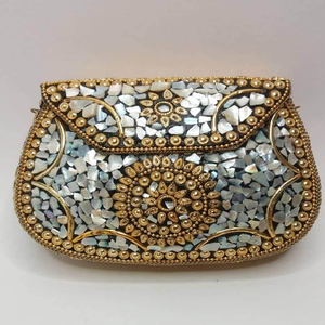 Embrague de metal dorado antiguo con diseños florales en relieve y un borde inferior festoneado Disponible Adornos de jardín en stock al por mayor - Product Image 6