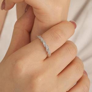 Bague de mariage torsadée en moissanite pour homme Jeulia - Bague fine en argent sterling plaqué platine - Product Image 6