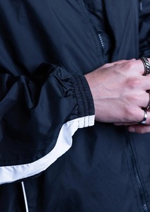 OEM Survêtement Homme Nylon Polyester Léger Imperméable Ensemble Survêtements Extérieur Coupe-Vent Design Unique Avec Bande Latérale - Product Image 3