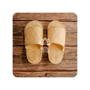 Chaussons en loofah de haute qualité pour un gommage doux des pieds et une marche intérieure écologique pour une routine de soins personnels durable - Product Image 1