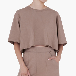 Camiseta Moderna y Atractiva para Mujer, Diseñada para un Movimiento Cómodo, con un Diseño Elegante y una Presencia Informal Relajada - Product Image 2