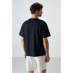 เสื้อยืดคอตตอนผสมทรงโอเวอร์ไซส์สีน้ำเงินกรมท่าสำหรับผู้ชาย Air Jones ผิวสัมผัสหนาพิเศษพร้อมลายพิมพ์ - Product Image 5