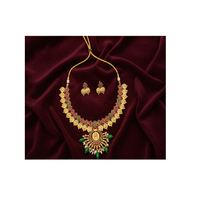 Ensemble de collier indien tendance en or mat de qualité supérieure avec boucles d'oreilles et mangalsutra pour bijoux de temple nuptiaux et tenues de mariage
