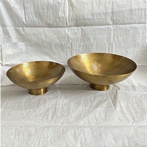 Bol de service en aluminium massif Grand bol de service à fruits arrondi à finition dorée avec bol au design martelé fait à la main à vendre - Product Image 5