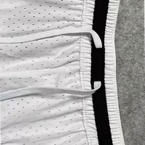 Shorts de basket-ball pour hommes respirants en jersey imprimé sans étiquette 100% coton, écologiques et à séchage rapide - Product Image 4