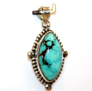 Pendentif élégant en argent sterling 925 avec turquoise, idéal pour un cadeau de studio de yoga, qualité supérieure, fabrication artisanale raffinée - Product Image 3