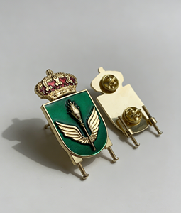 Insignia Esmaltada Personalizada Chapada en Oro con Diseño de Corona y Alas |   Insignia Metálica de Recuerdo con Fijación de Tornillo para Uniformes - Product Image 1