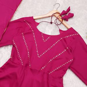 ชุดเดรสผ้าไหมอันนาร์คาลีที่สวยงามมาพร้อมกับชุดทำงานสไตล์แฟชั่นชุดเดรสคาเมซซาลวาร์จากปากีสถานแบบยาวสำหรับงานแต่งงาน - Product Image 6