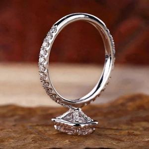 Bague de fiançailles Tishya Diamond 2.46 TCW en moissanite taille radiant avec halo et sertissage pavé en or blanc massif 14 carats pour unisexe - Product Image 3