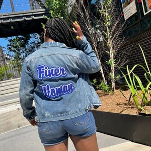 Veste en jean Zeta Boyfriend avec coupe surdimensionnée et grandes lettres grecques pour vêtements d'extérieur de sororité à la mode - Product Image 5