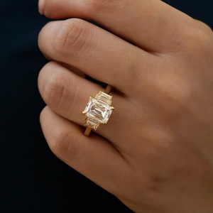 Bague de fiançailles de luxe avec pierre centrale taille émeraude, or 10K 14K 18K, argent, platine, prix d'usine - Product Image 1