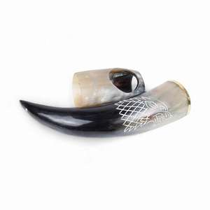Vidrio de cuerno para beber tallado a mano hecho a medida con intrincadas tallas de tema vikingo para tiendas de suministros de hidromiel y vikingo para reventa - Product Image 5