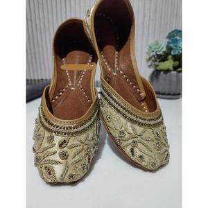 Chaussures fantaisie en cuir véritable pour femmes, artisanat à la mode, broderie traditionnelle indienne du Rajasthan, qualité durable, toutes saisons - Product Image 3