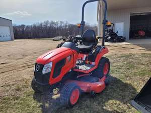 Tractor compacto Kioti CS2520 de 25HP económico, con motor diésel confiable, ideal para cortar césped, labrar tierra y operaciones agrícolas ligeras. - Product Image 6