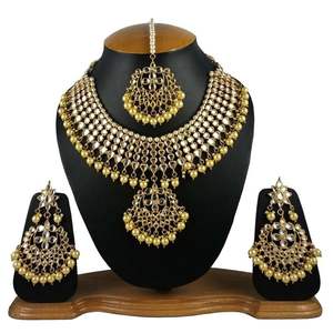 Parure de bijoux de mariée classique indienne, collier et boucles d'oreilles traditionnels en cristal Kundan et perles d'imitation pour mariage et fiançailles - Product Image 1