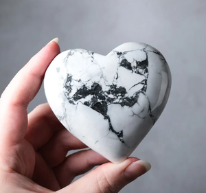 Mayorista genuino India Natural Howlite Forma de corazón Regalos de cristal pulido Puffy Palm Worry Orgone Ágata Decoración del hogar Raw - Product Image 3