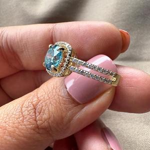 Anillo de Compromiso con Halo de Doble Banda y Diamante Cultivado en Laboratorio de Corte Portugués Redondo, Color Azul, en Oro de 14k con Piedra Certificada por IGI - Product Image 3