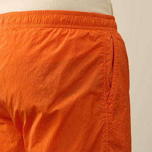 Pantalones cortos de playa sólidos de poliéster 100% naranja brillante personalizados, bañadores de verano ligeros de secado rápido para hombre, cintura elástica con cordón - Product Image 4