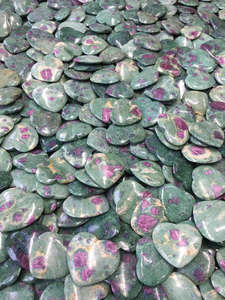 Pierre de guérison en cristal de fuchsite rubis naturel, mini cœur sculpté, poli - Product Image 5