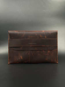 Housse pour ordinateur portable en cuir véritable de luxe, moderne, durable, portable, légère, personnalisable, fabriquée à la main pour les hommes d'affaires et les professionnels - Product Image 5