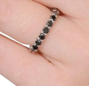 Hermoso anillo de bodas de diamantes de moissanita de forma redonda negra de plata esterlina - Product Image 1