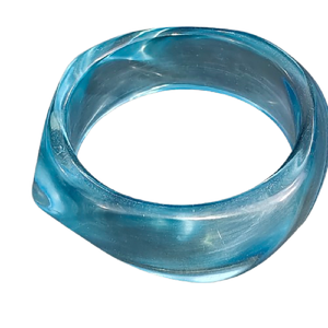 Bracelet jonc tendance en résine bleue effet marbre torsadé pour femme - Bracelet en acrylique texturé marbre fait main - Bracelet épais et imposant - Product Image 4