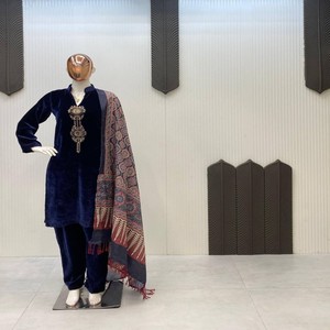 Conjunto de Pantalón de Terciopelo de 3 Piezas VASTRA COTTAGE con Top Bordado con Lentejuelas, Pantalón y Dupatta Ajrakh, Ropa Étnica Elegante para Fiestas para Mujer - Product Image 5