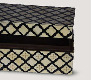 Boîte décorative marocaine artisanale en os incrusté, luxe noir et blanc, motif quadrifoliaire, pour bijoux et souvenirs, idéale pour la maison moderne - Product Image 5