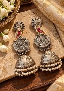 Magnifiques boucles d'oreilles longues pour femmes, ornées de détails en Kundan, de la marque Designer |   Boucles d'oreilles légères et tendance |   Bijoux ethniques élégants pour les fêtes - Product Image 2