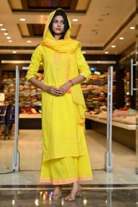 Conjunto de Kurta Amarillo de Corte Recto con Bordado, Cuello en V, Sin Mangas, Transpirable, con Dupatta, Hecho a Mano en India, de Algodón, Elegante, de Diseñador, para Mujer - Product Image 5