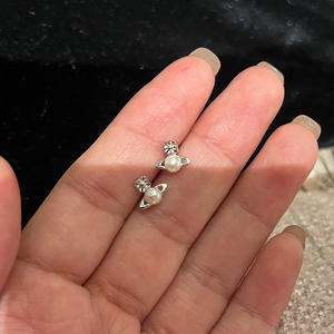 Reina madre <span class=keywords><strong>Balbina</strong></span> pequeños pendientes de perlas de Saturno individuales Mini perlas planas pequeños pendientes exquisitos para mujeres - Product Image 2